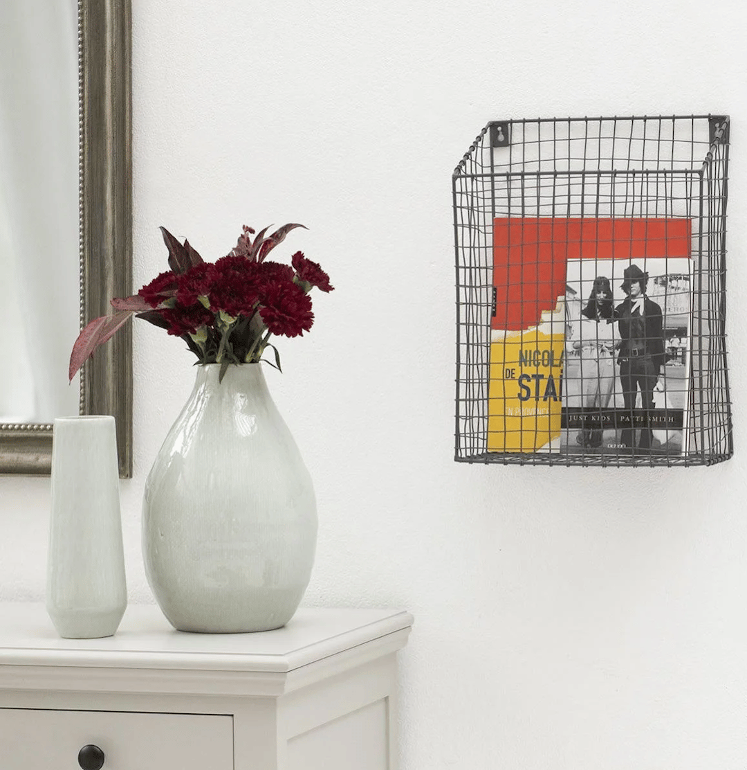 salon moderne porte revue metal noir grillage deco noire et blanc