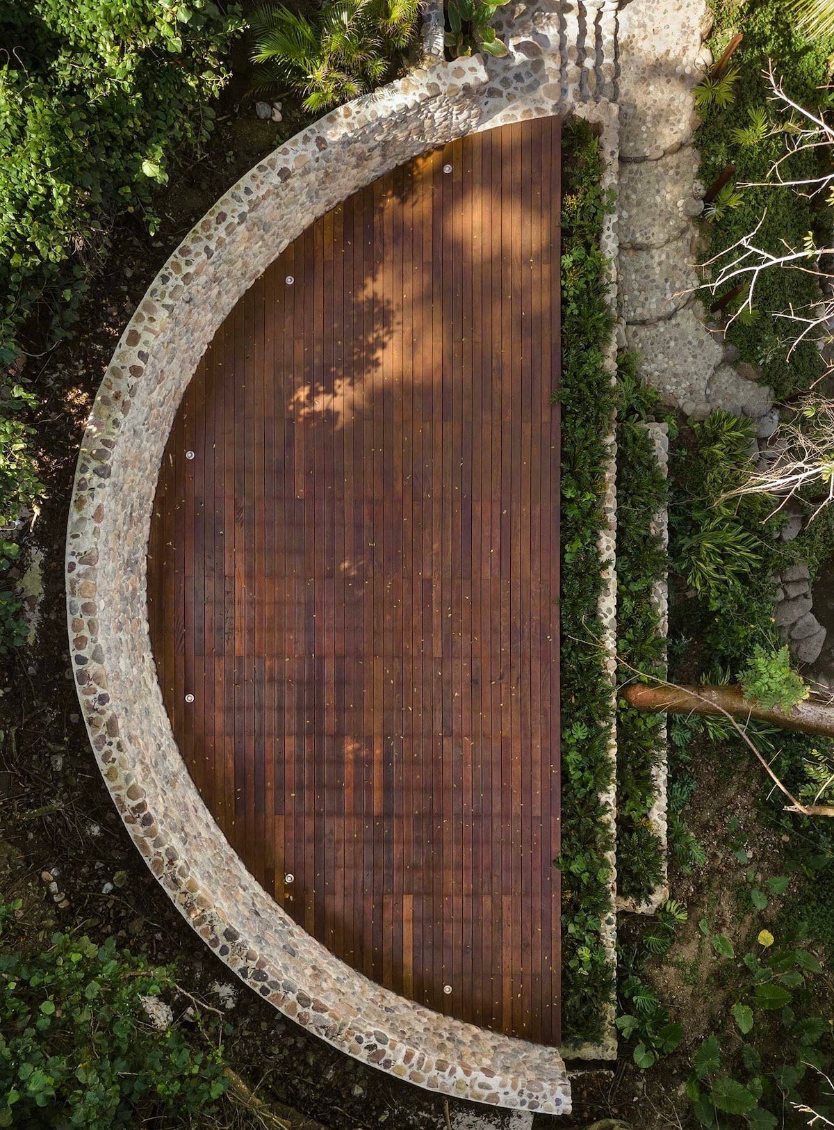 terrasse arrondie demi lune pour yoga extérieur