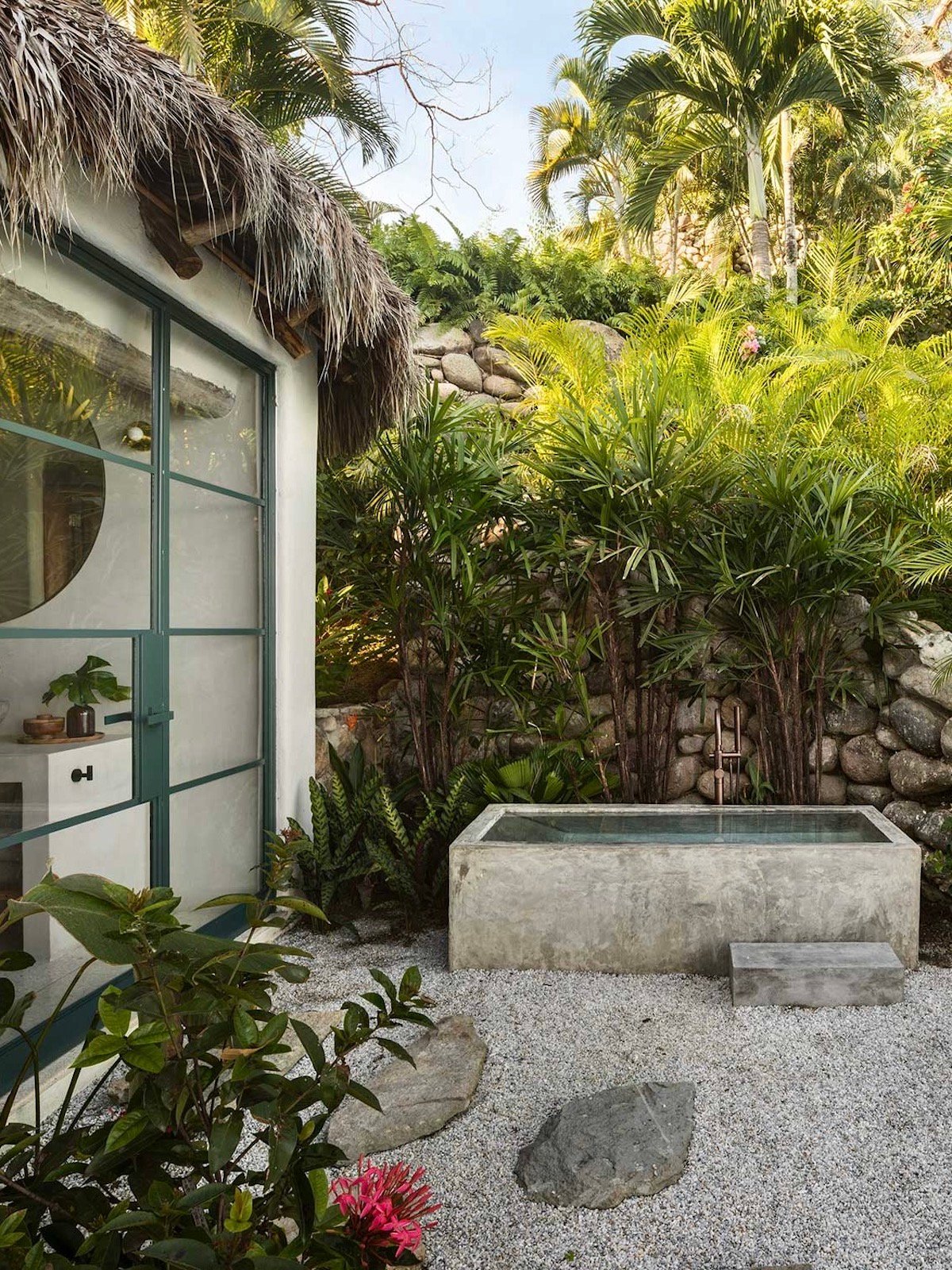 villa Pelicanos baignoire béton extérieur