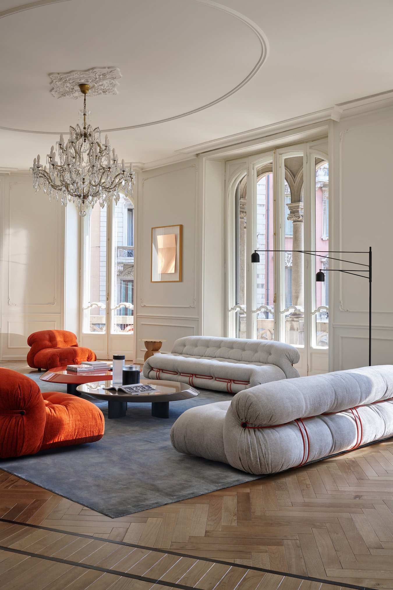 Salon gris orange rouge Soriana Le Corbusier