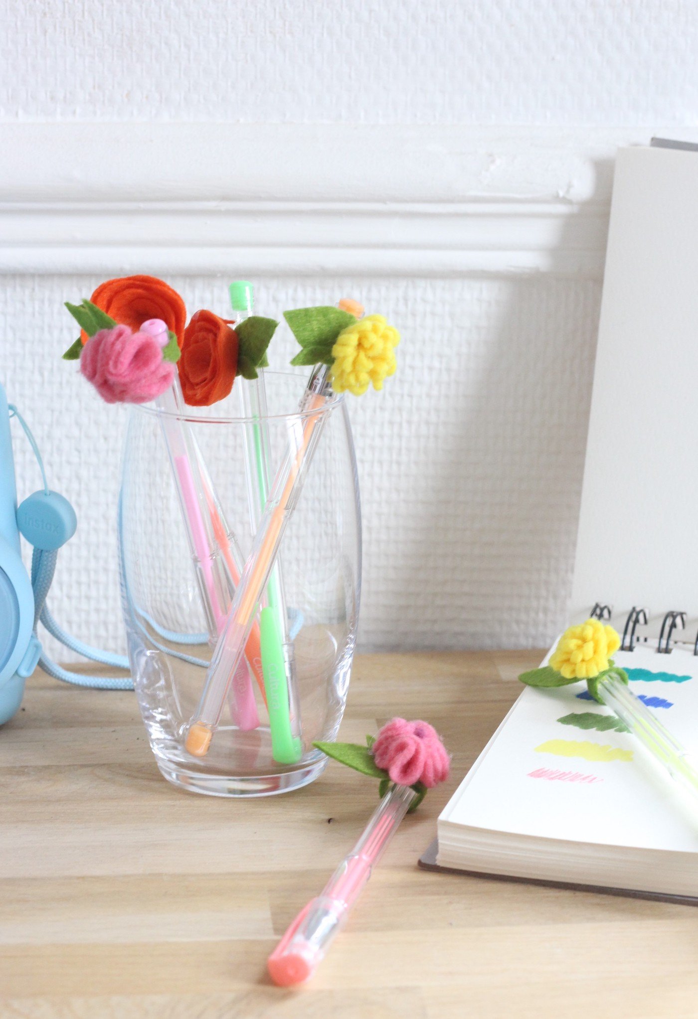 Tuto fleurs en feutrine pour personnaliser crayon fausse plante laine