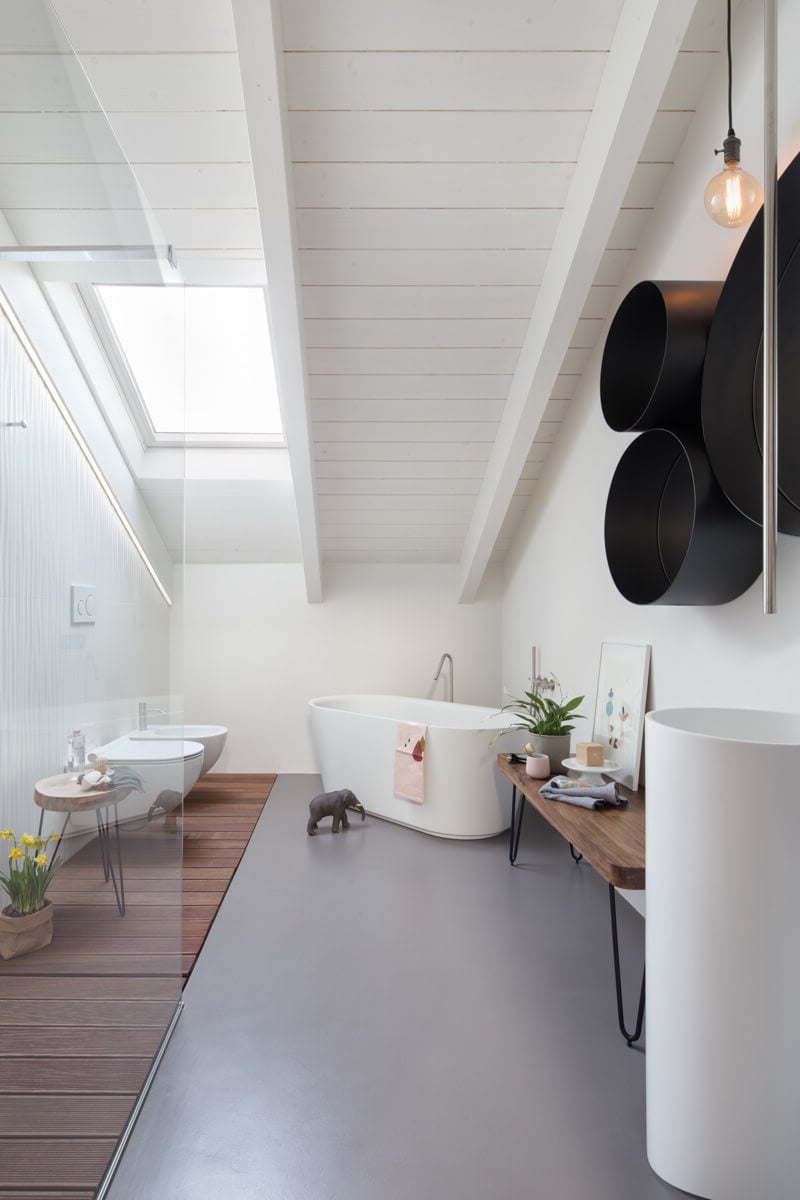 aménagement idée salle de bains en longueur baignoire ilot et douche italienne