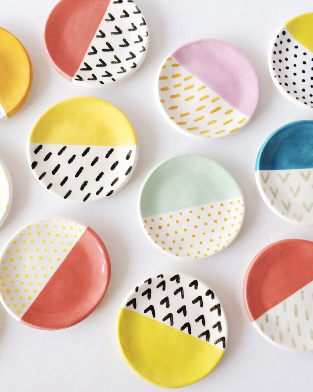 art de table coloré original assiette ronde rose blanche jaune motifs DIY