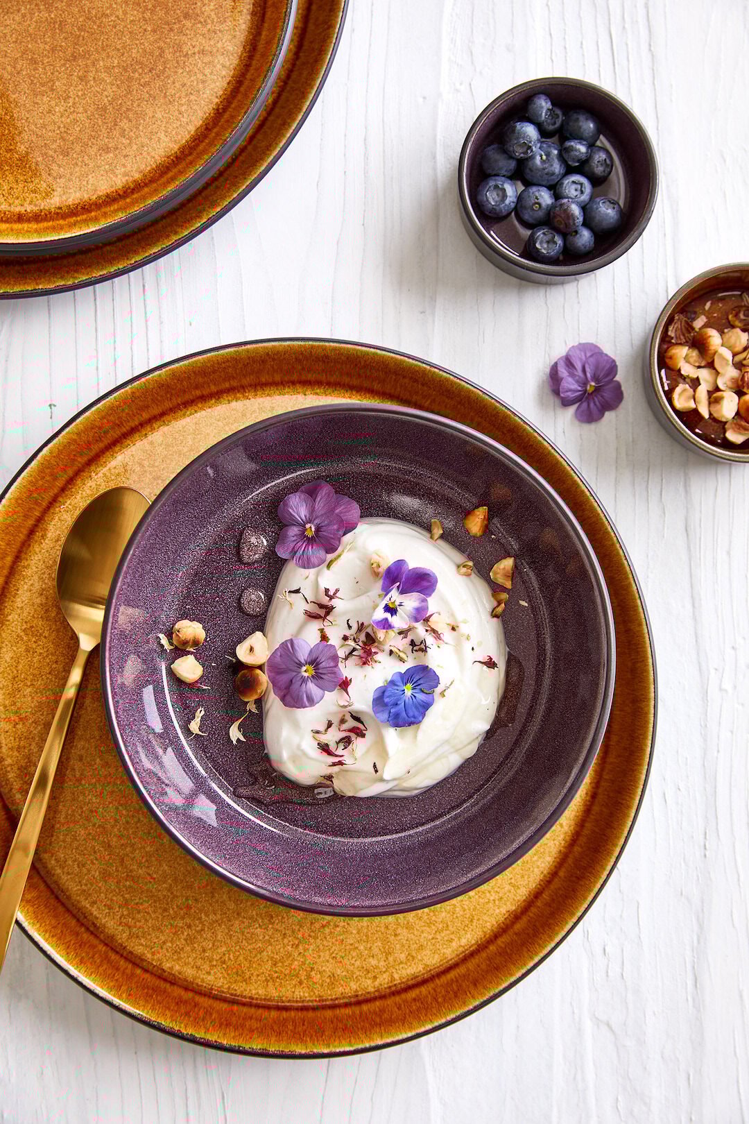 assiette colorées en gres violet marron orange deco elegante printanière