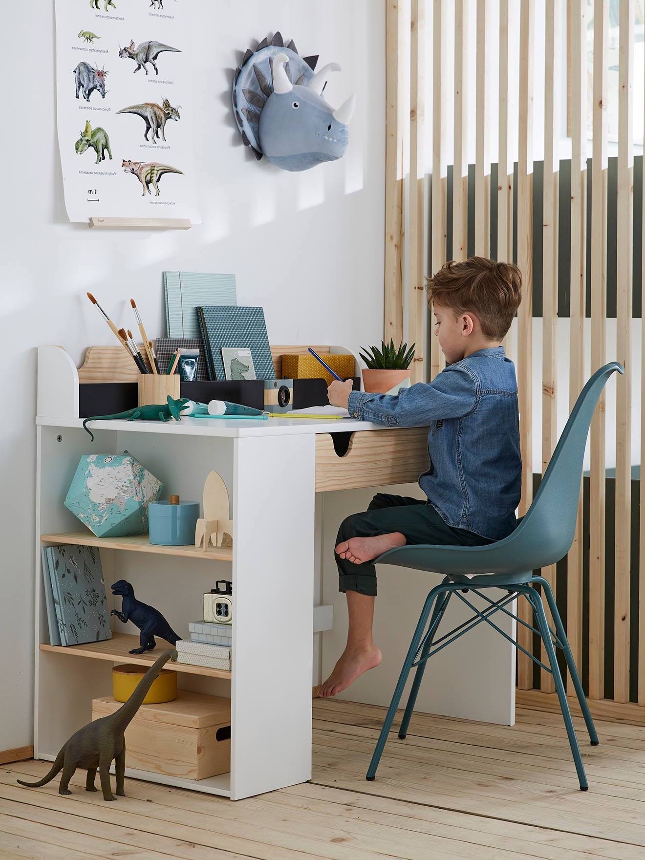 chambre enfant bureau sous escalier thème dinosaure