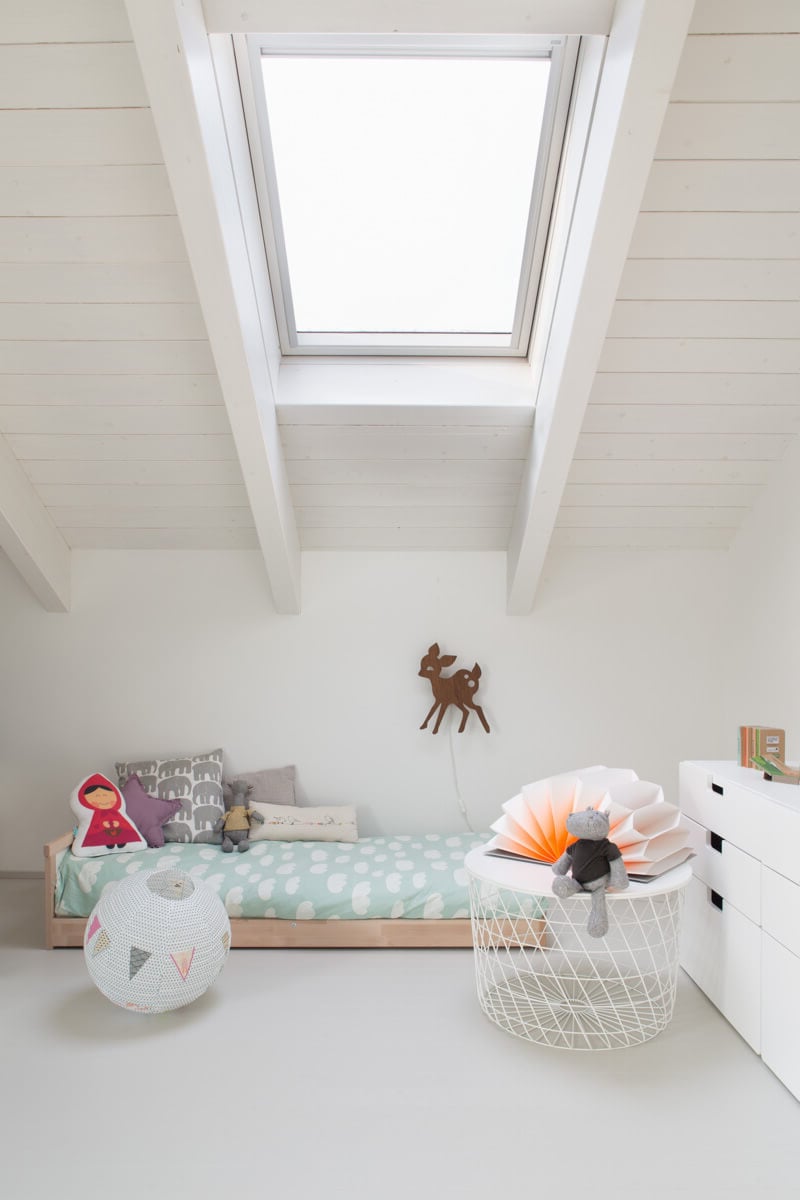 chambre enfant déco toute blanche poutres apparentes charpente repeinte