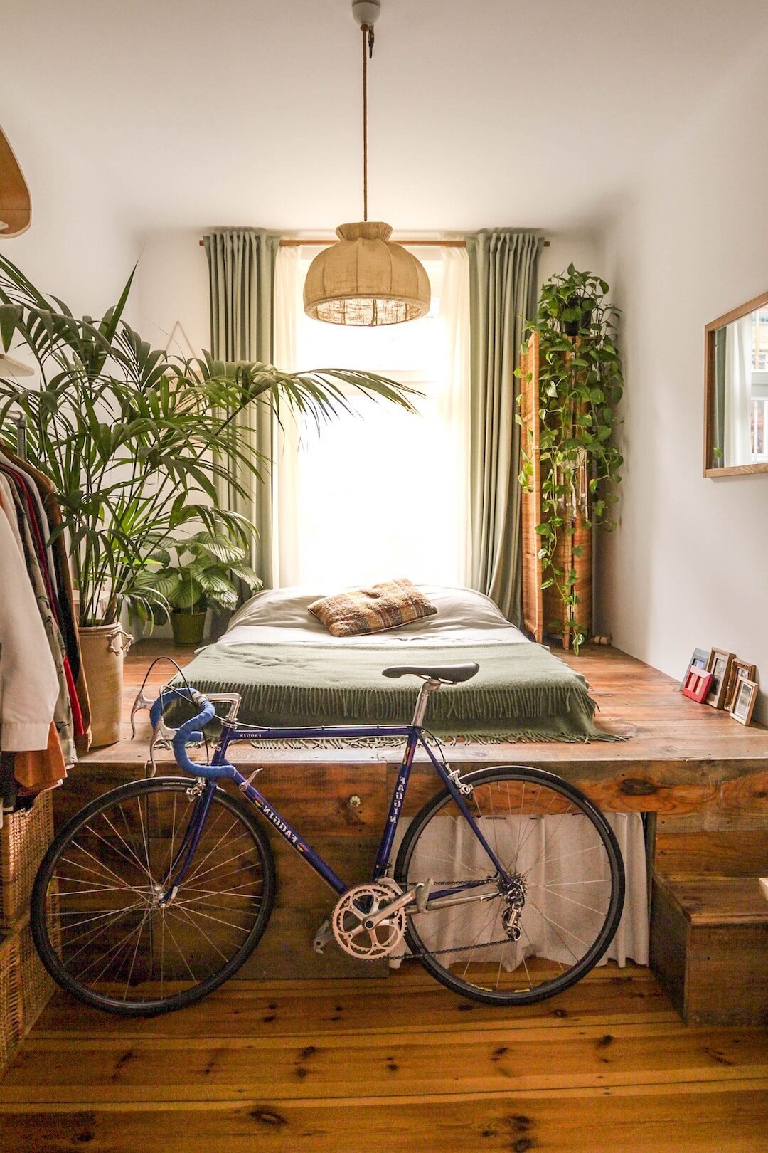 chambre naturelle lit estrade rideau vert plante