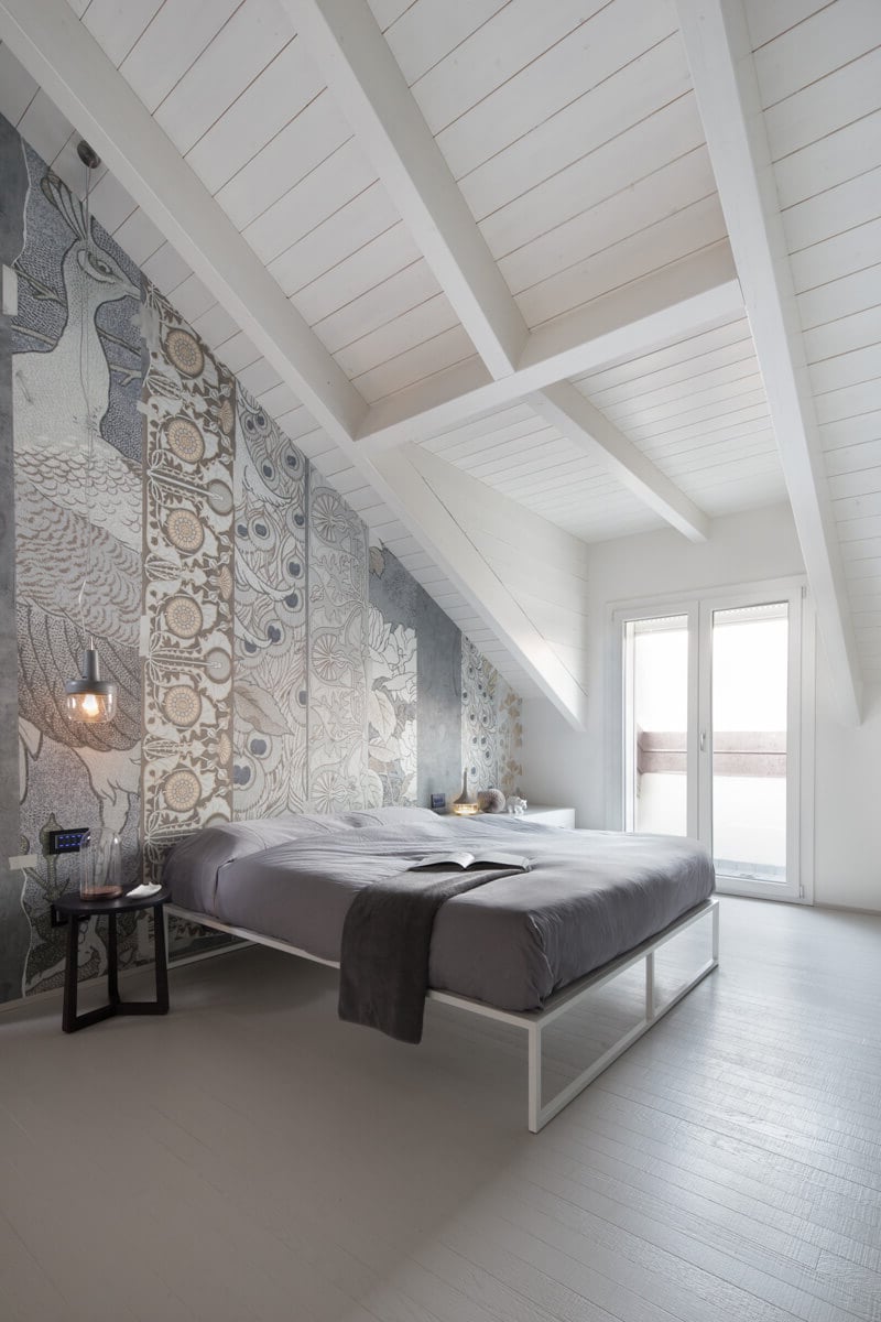 chambre parentale blanche grises sous toits - blog déco