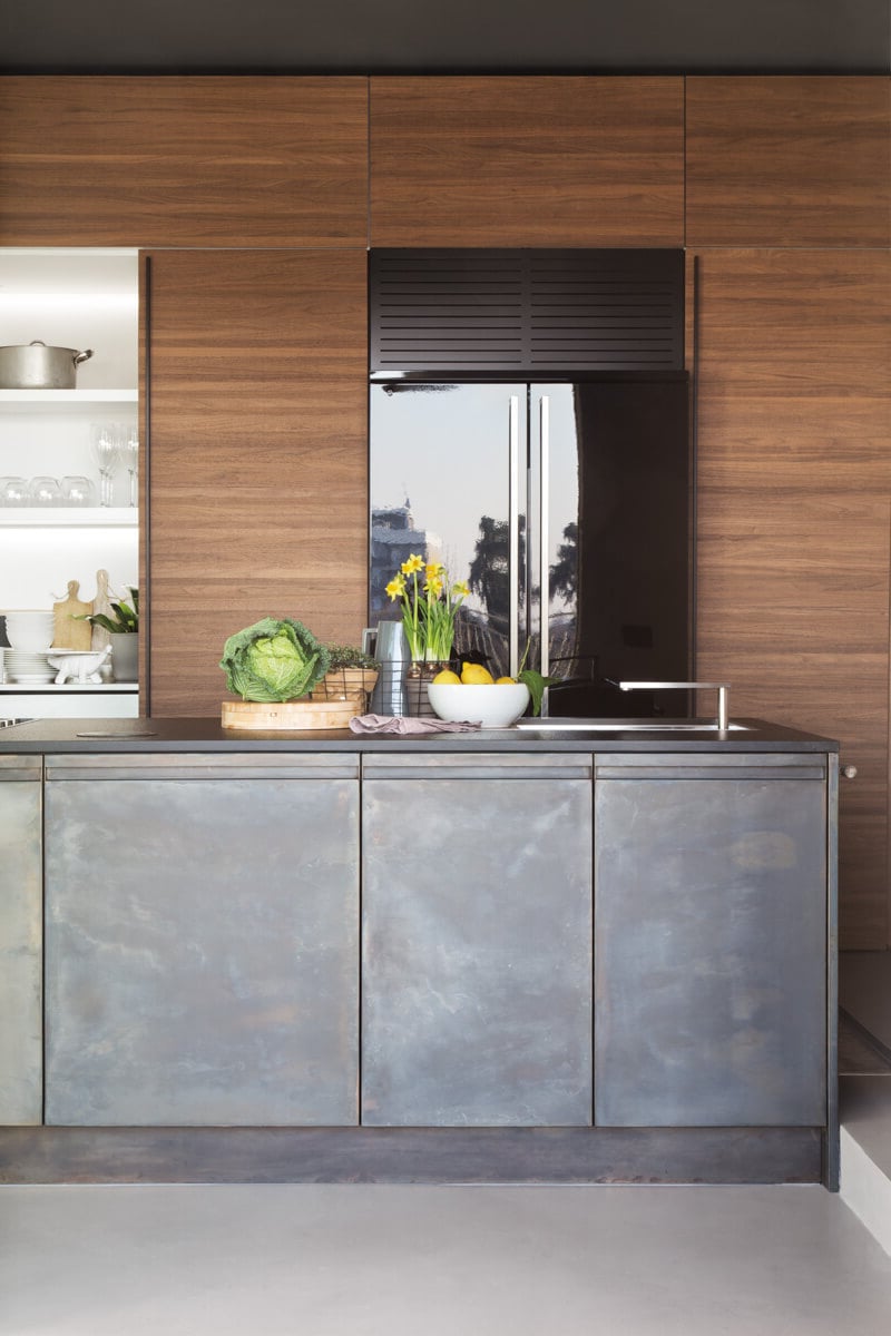 cuisine bois massif foncé acajou électroménager noir