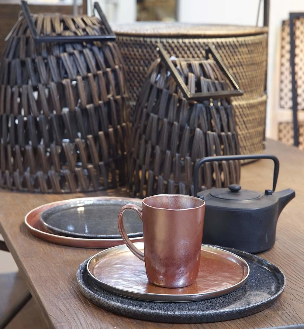 deco chaleureuse assiette ronde noir marron deco moderne