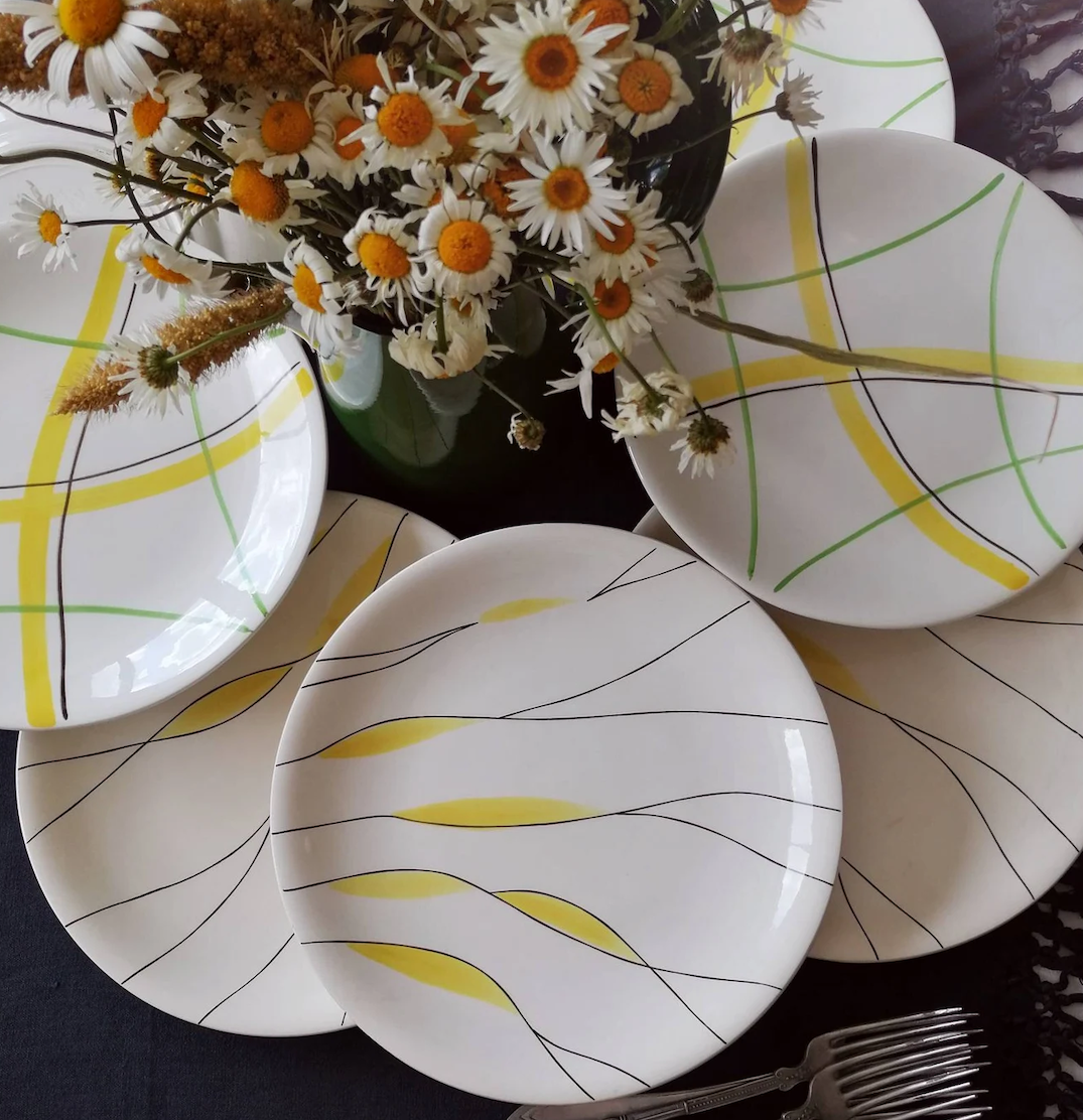 deco champêtre ensoleillé jaune blanc vert noir assiette ronde bouquet fleurs
