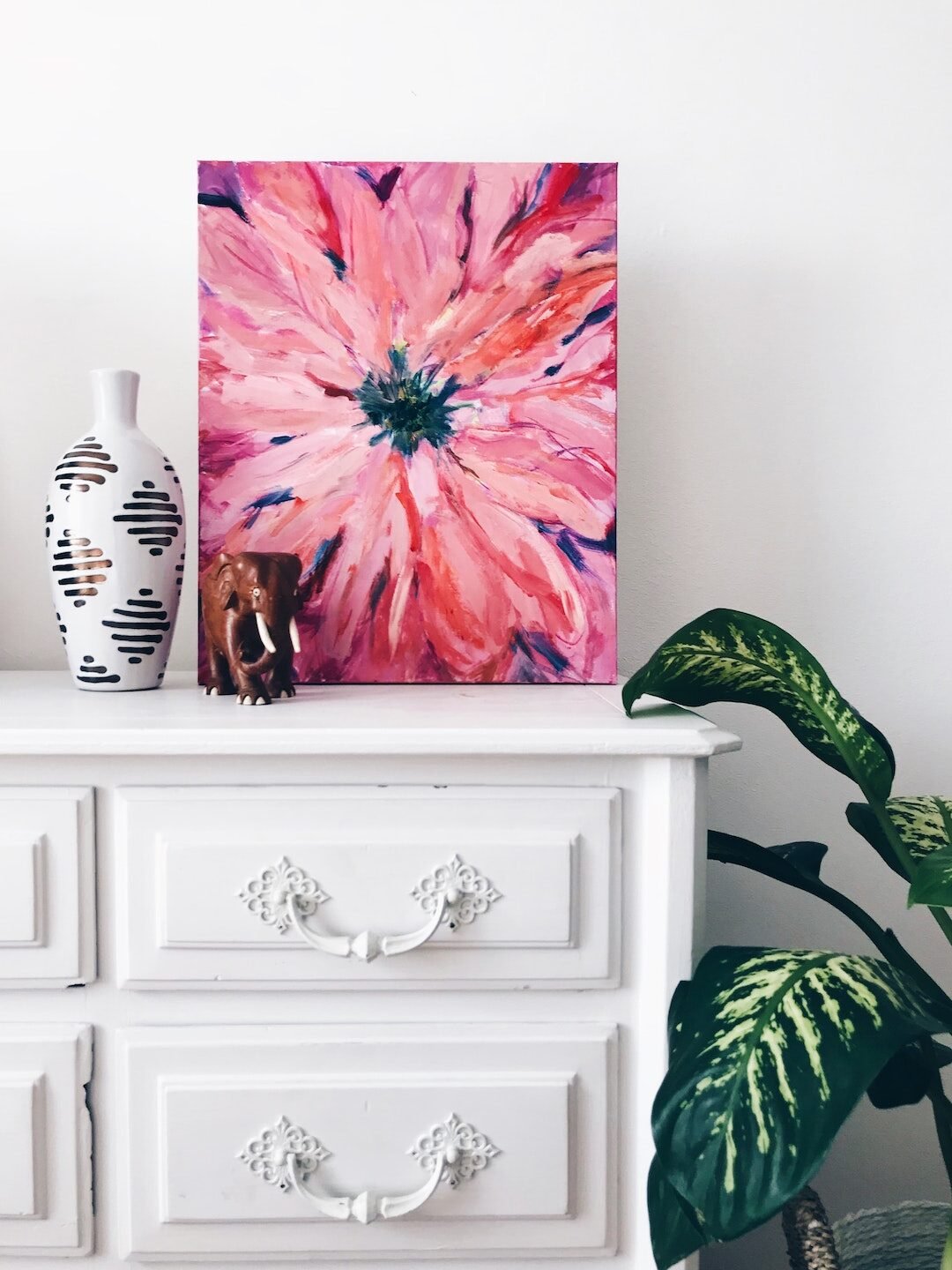 deco coloree tableau rose abstrait meuble commode blanche retro vintage