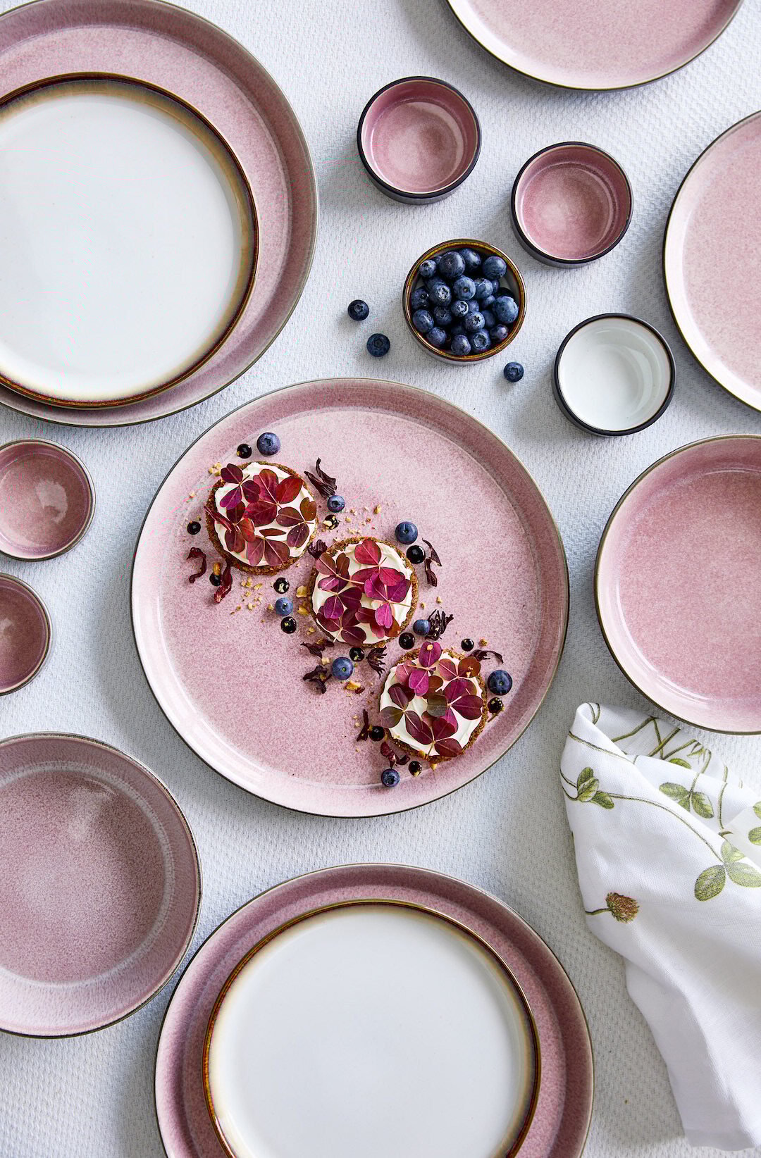 deco colorées assiette en grès rose blanc deco elegante poudrée