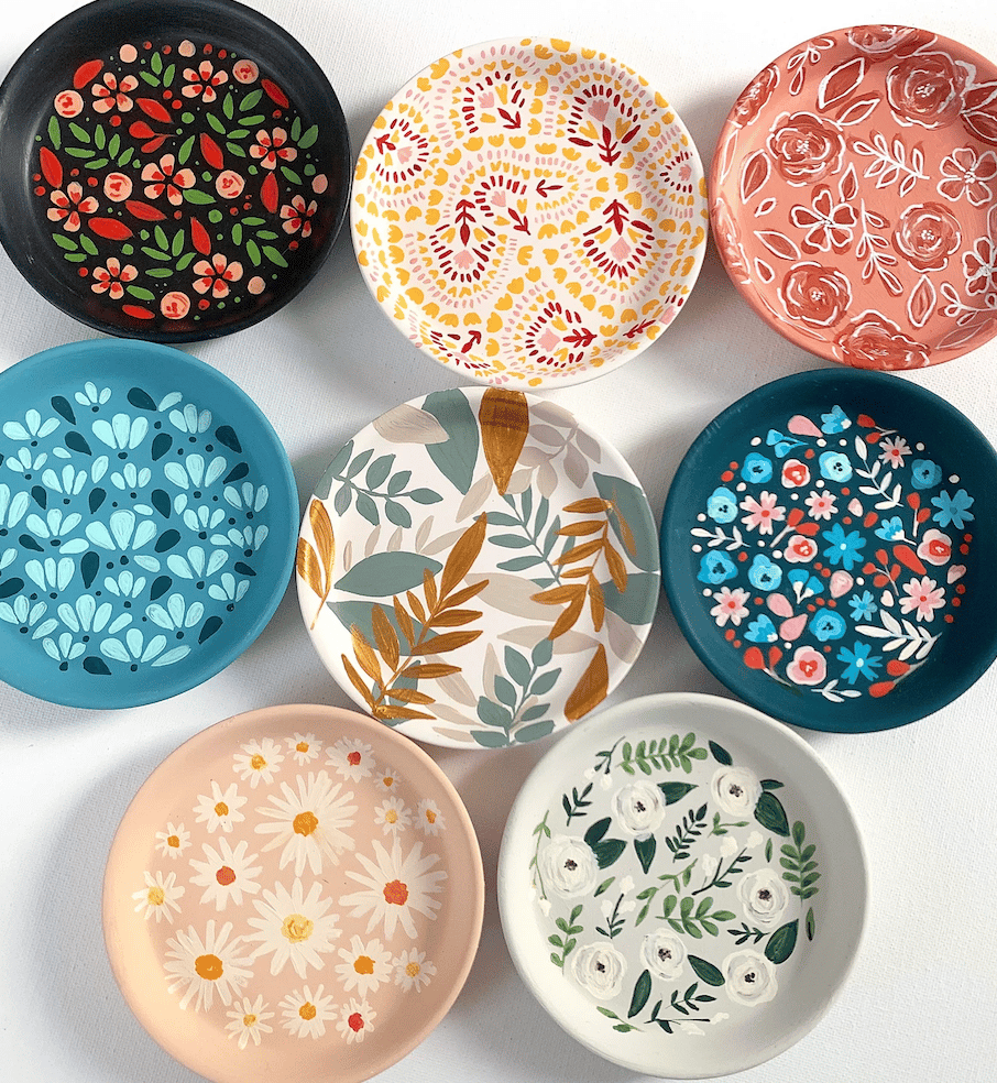 deco de table assiette ronde motifs florales fleurs rose noir jaune bleu blanc vert