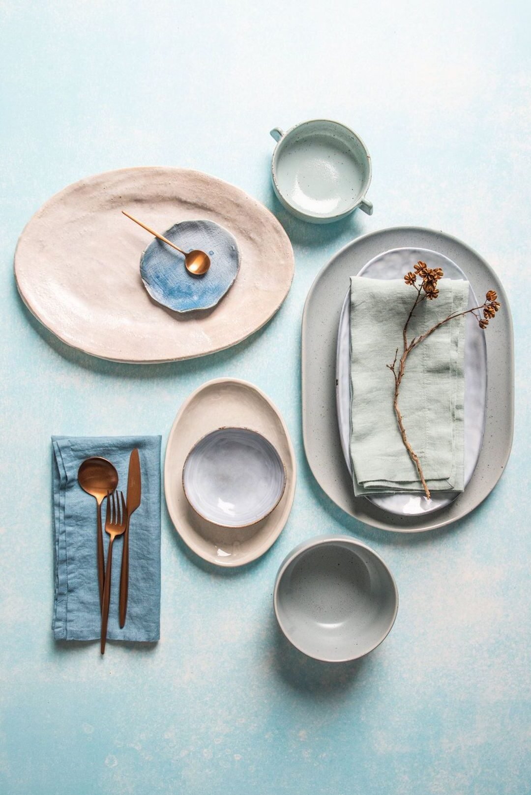 deco de table poudrée pastel rose blanche grès assiette ronde