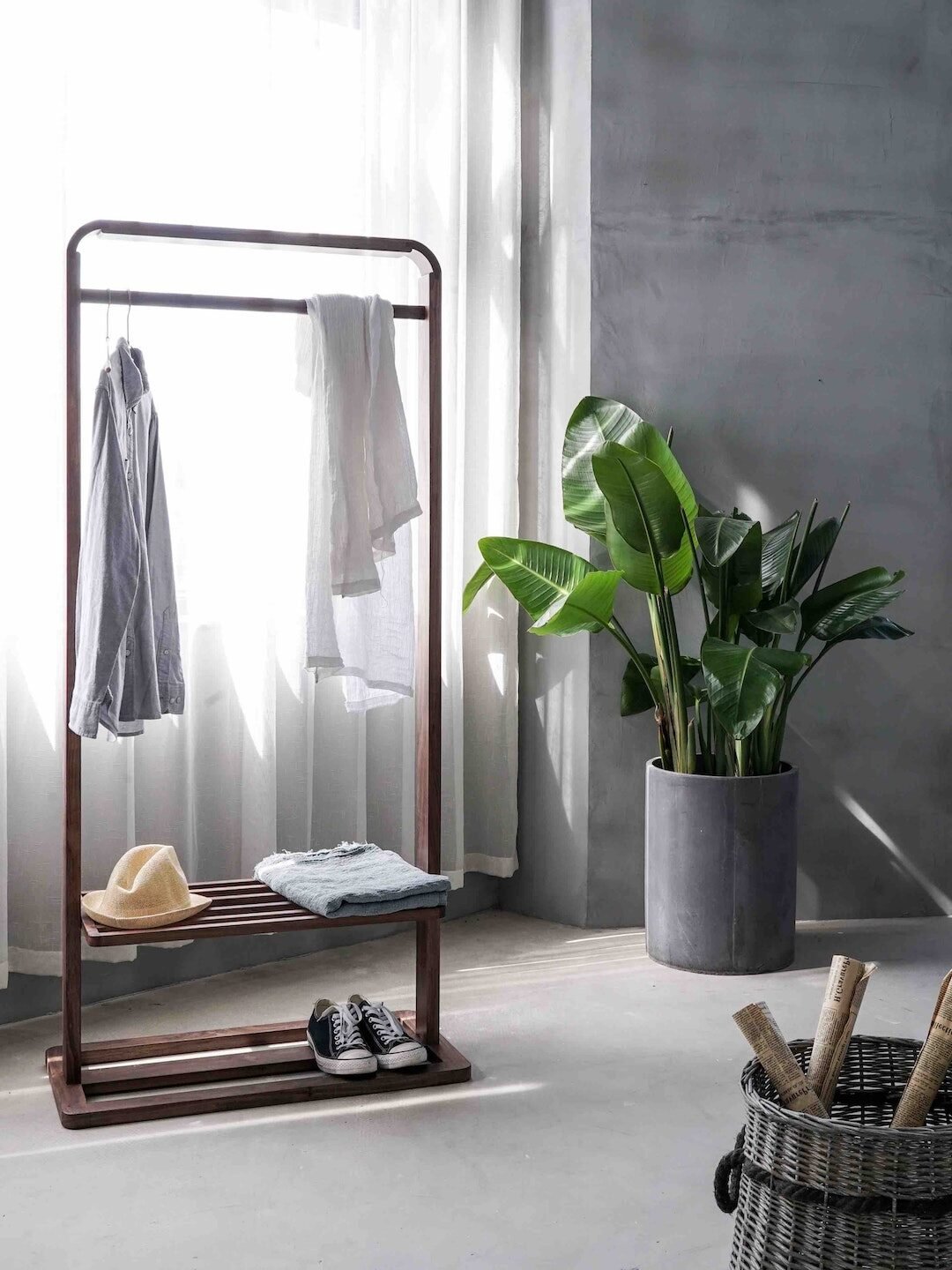 dressing portant bois fin deco chambre gris beton plante verte