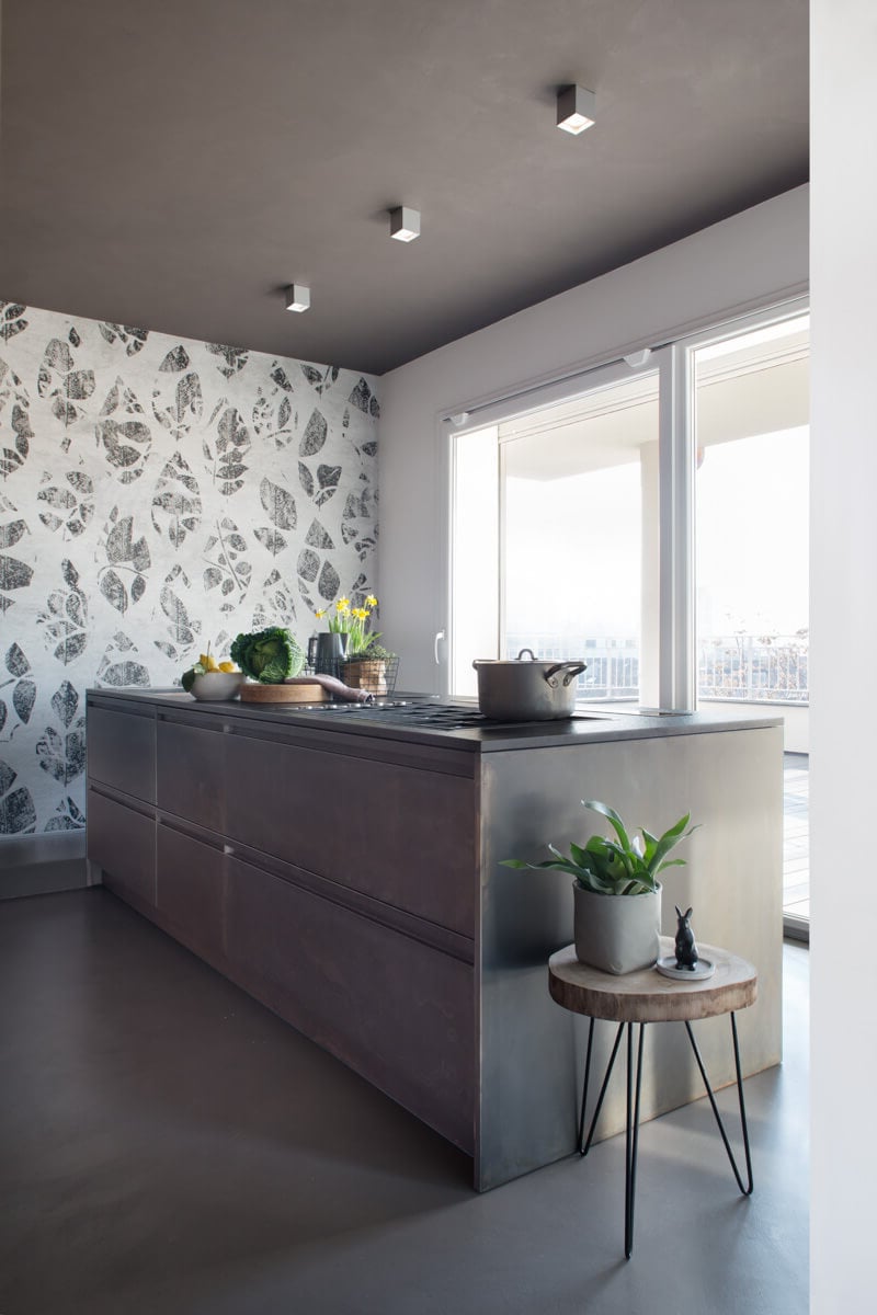 duplex à Milan cuisine ilot bronze métal brossé