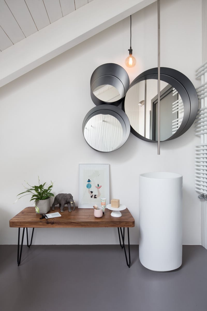 duplex à Milan salle de bain lavabo robinet suspendu plafond