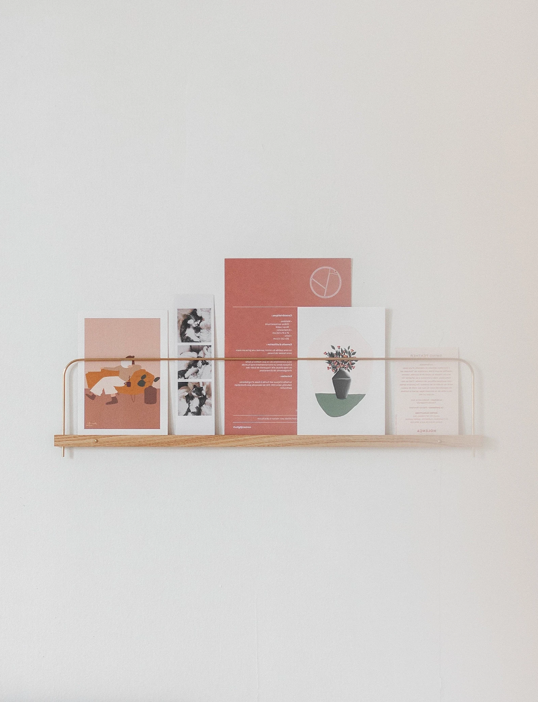 étagère support photos illustrations bois laiton