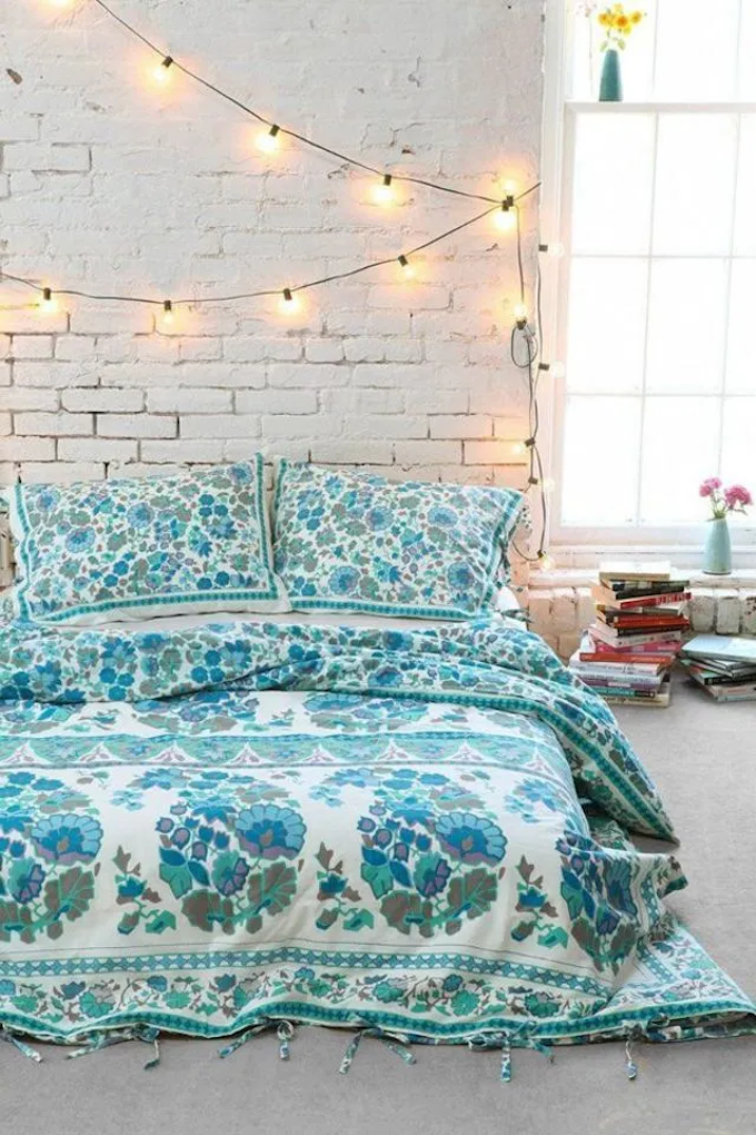 guirlande lumineuse chambre épurée mur briques blanches lit double vert