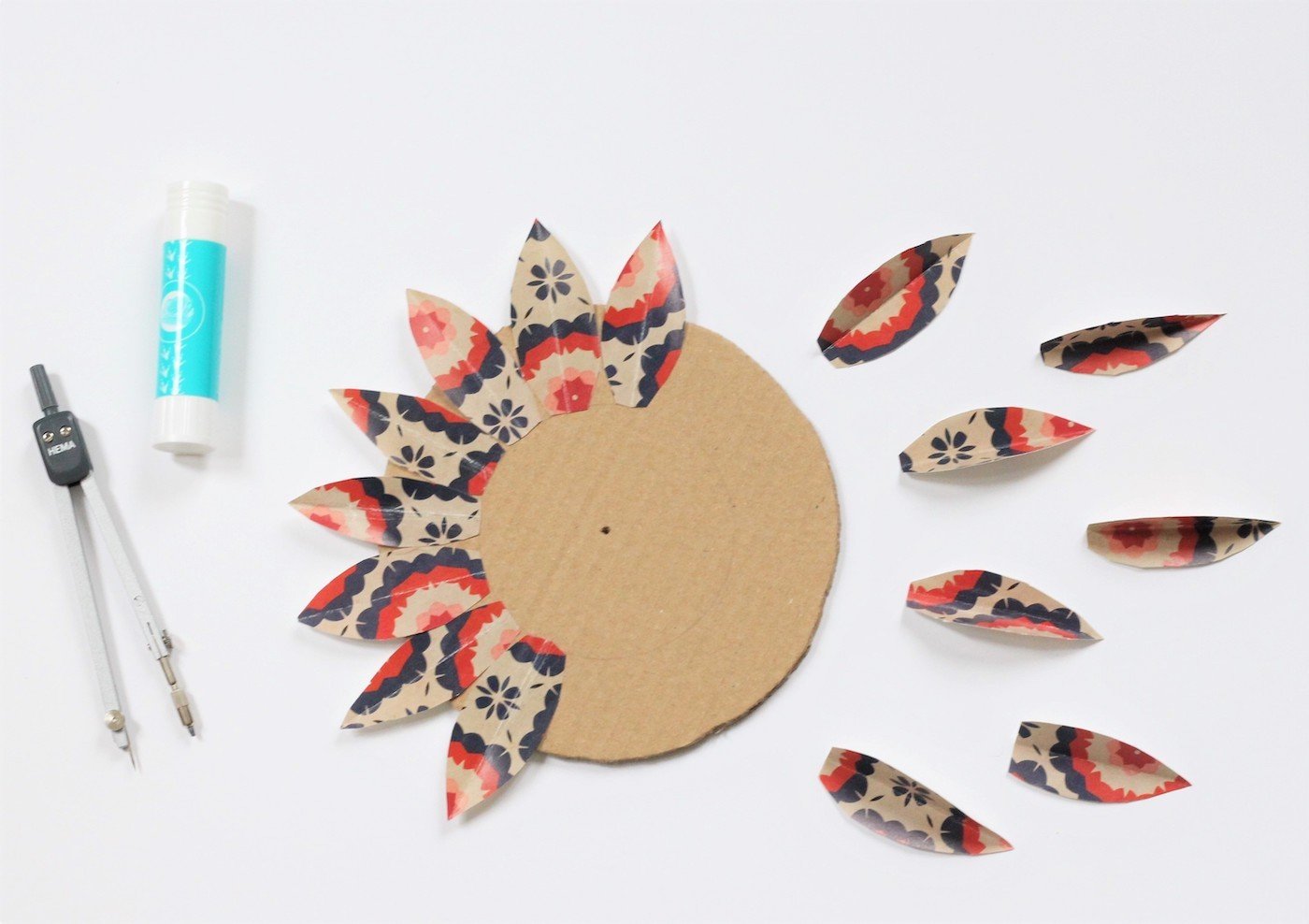 juju hat papier original cricut déco motif rouge bleu beige