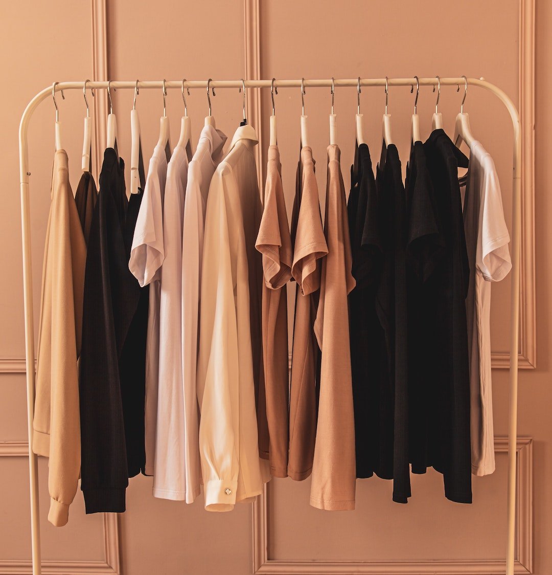 porte vetement dressing laiton mur terracotta