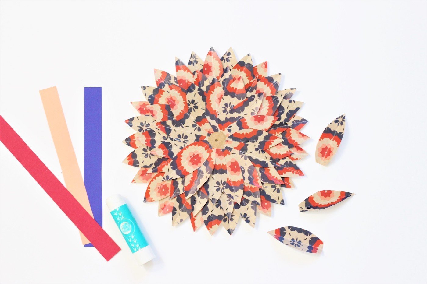 réaliser plumes papier découpage origami