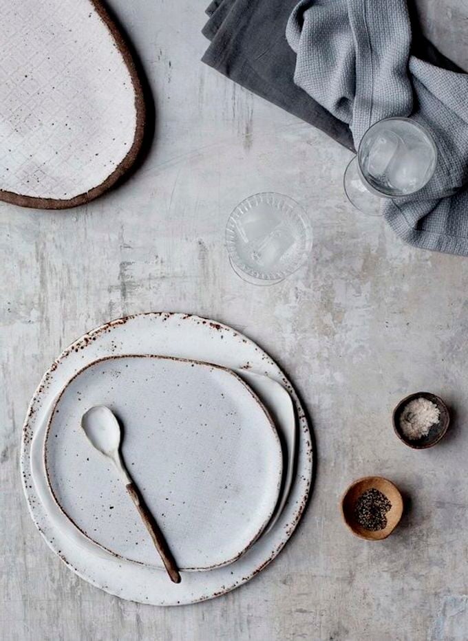 table blanche deco blanche lumineuse rustique assiette irrégulière