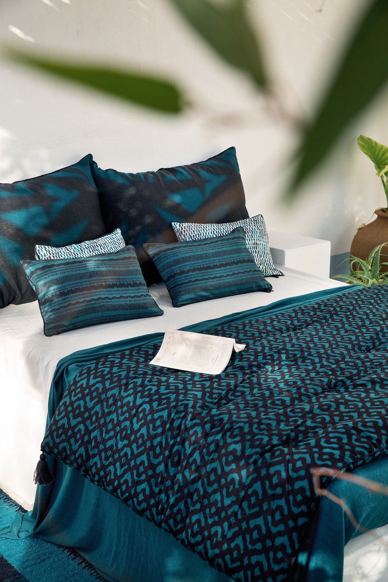 chambre méditerranéenne blanche noire bleu canard klein