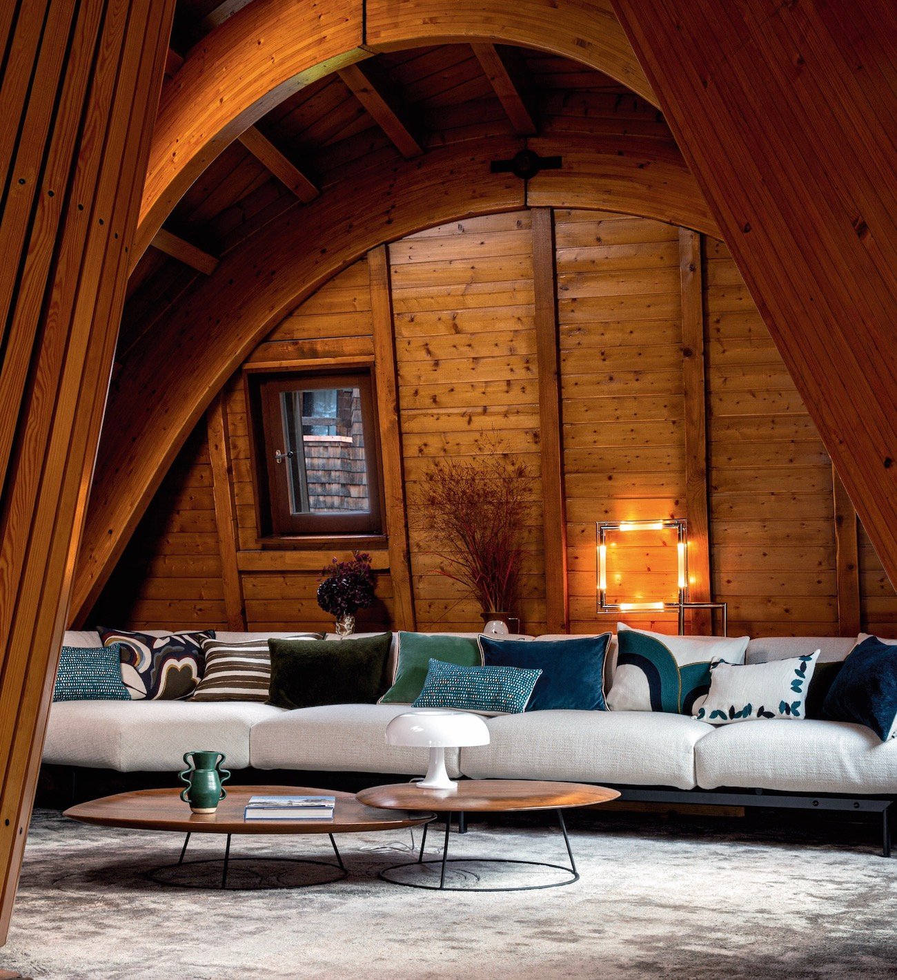 décoration chalet voute moderne vintage canapé gris coussin bleu
