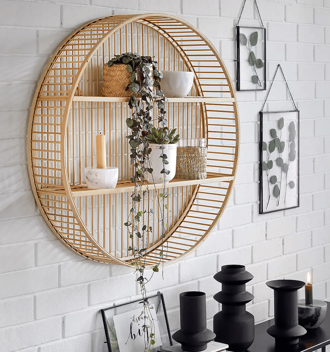 etagere murale ronde bois mur brique blanc plante verte