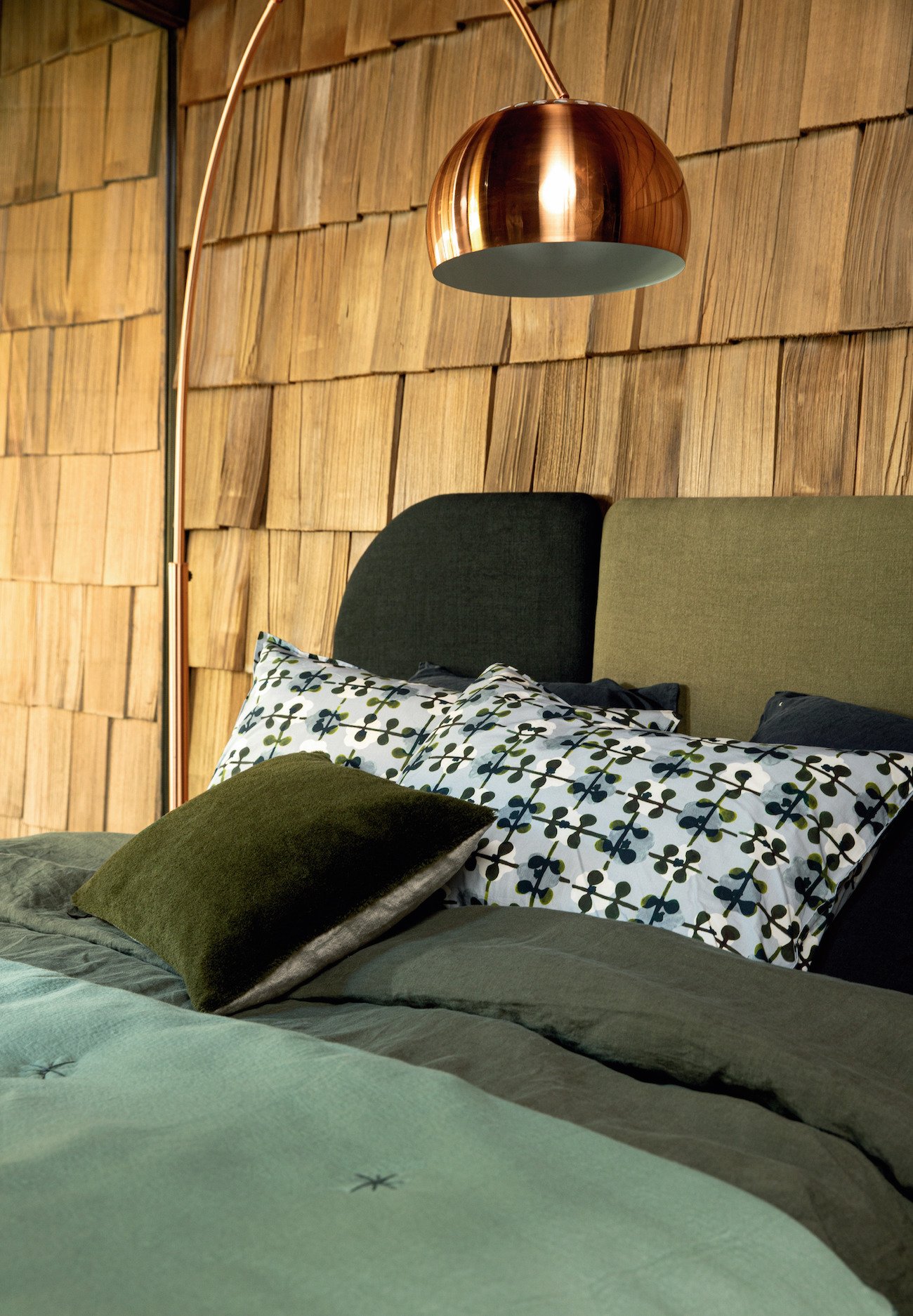 idée déco chambre nuance de vert kaki eau velours soie lin