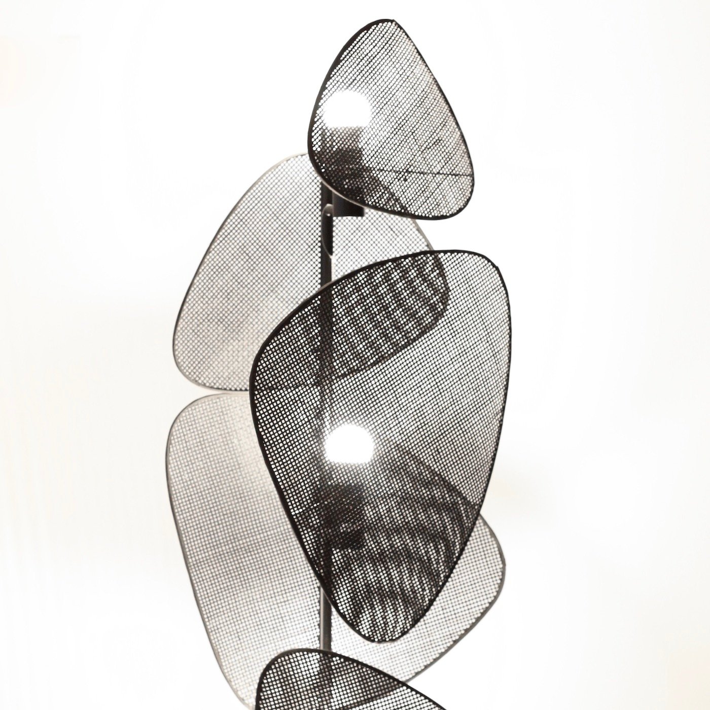 lampadaire graphique sculpture métal troué effet cannage