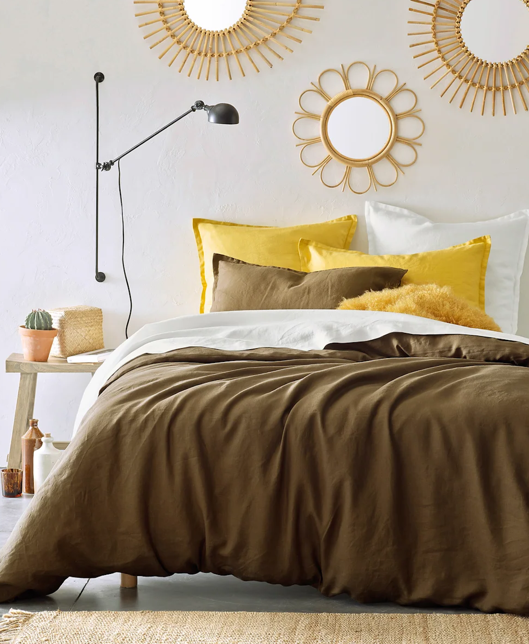 miroir rond bois mur blanc idee deco chambre soleil estivale lit double