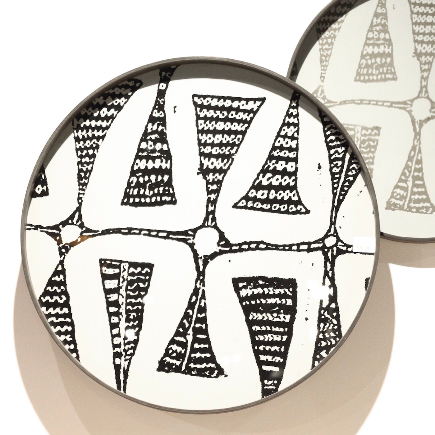 plateau rond Ethnicraft noir blanc motif ethnique