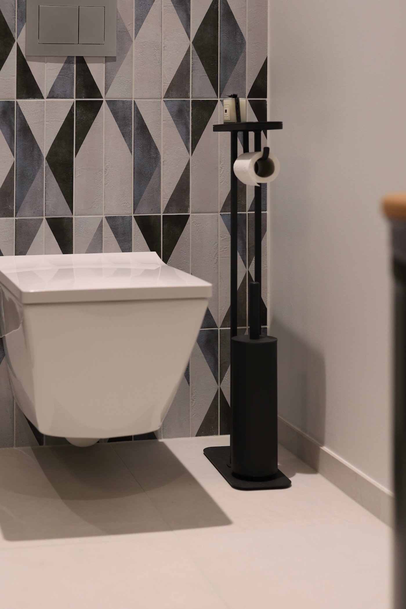 porte papier wc toilettes sur pied noir élégant brosse nettoyage intégrée