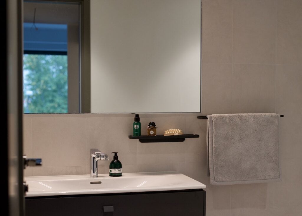 salle de bains bord de mer noir blanc beige - blog déco