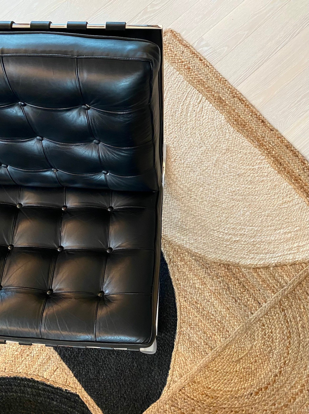 salon fauteuil Barcelona Knoll tapis Elitis jute noir blanc