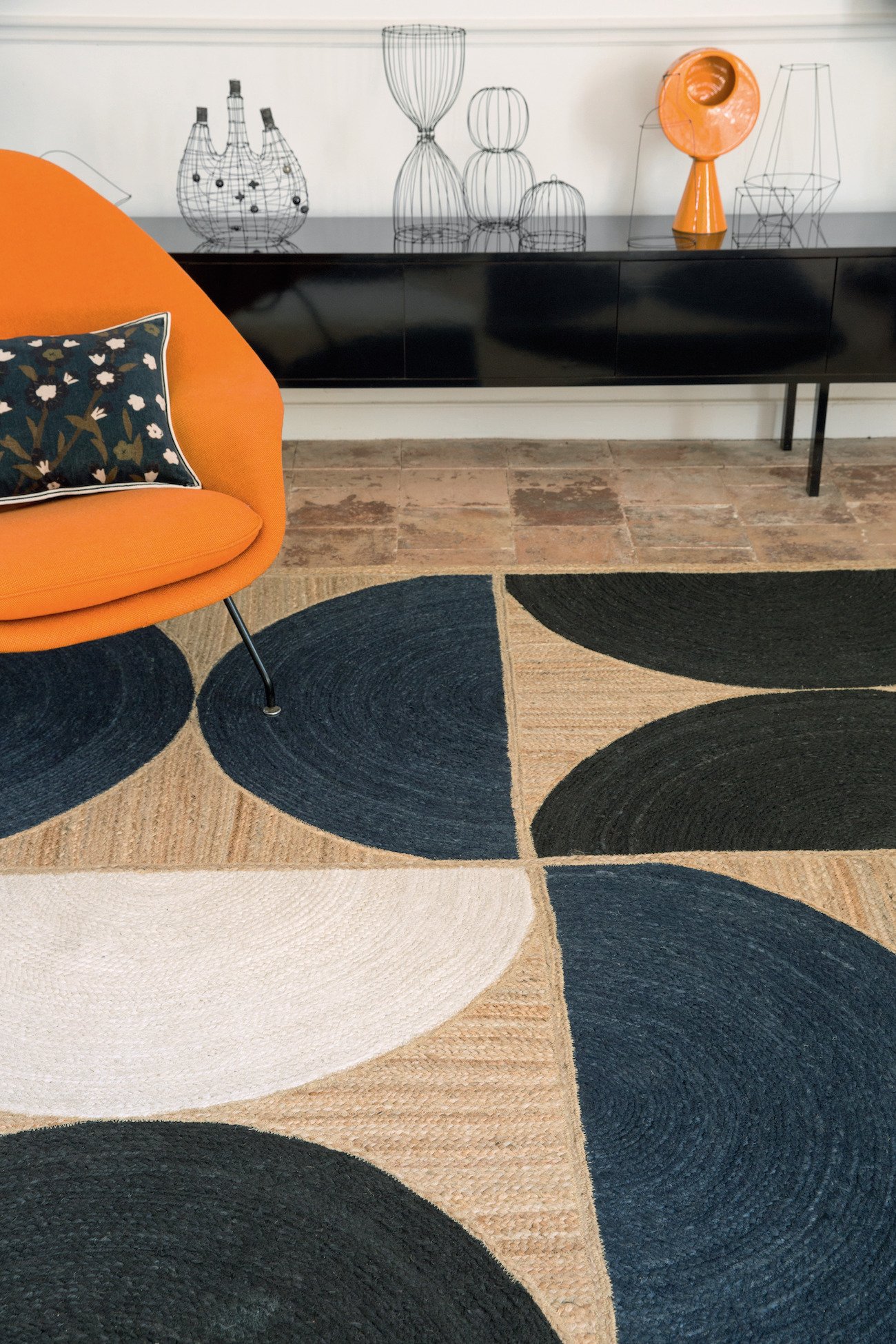 salon idée déco style 70s fauteuil orange futuriste