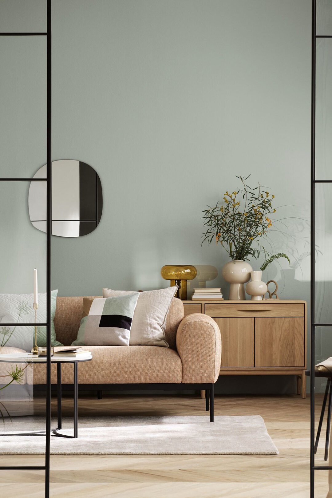 Séjour mur céladon canapé rose verrière séparation