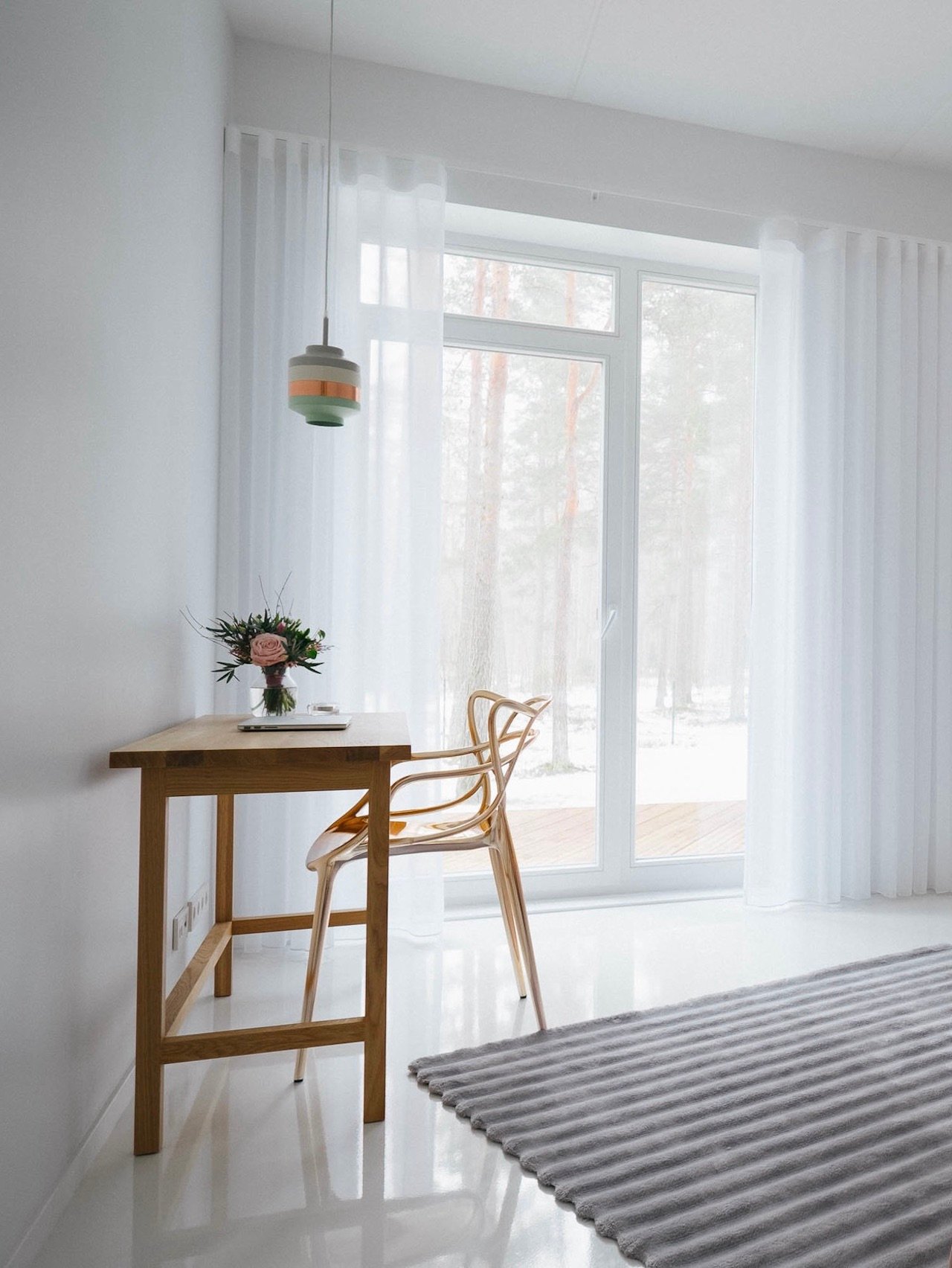 appartement tout blanc coin télétravail