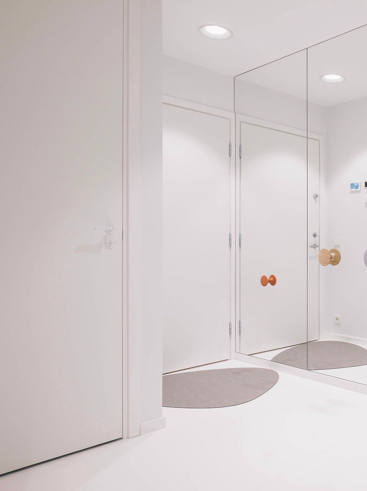 appartement tout blanc entrée miroir