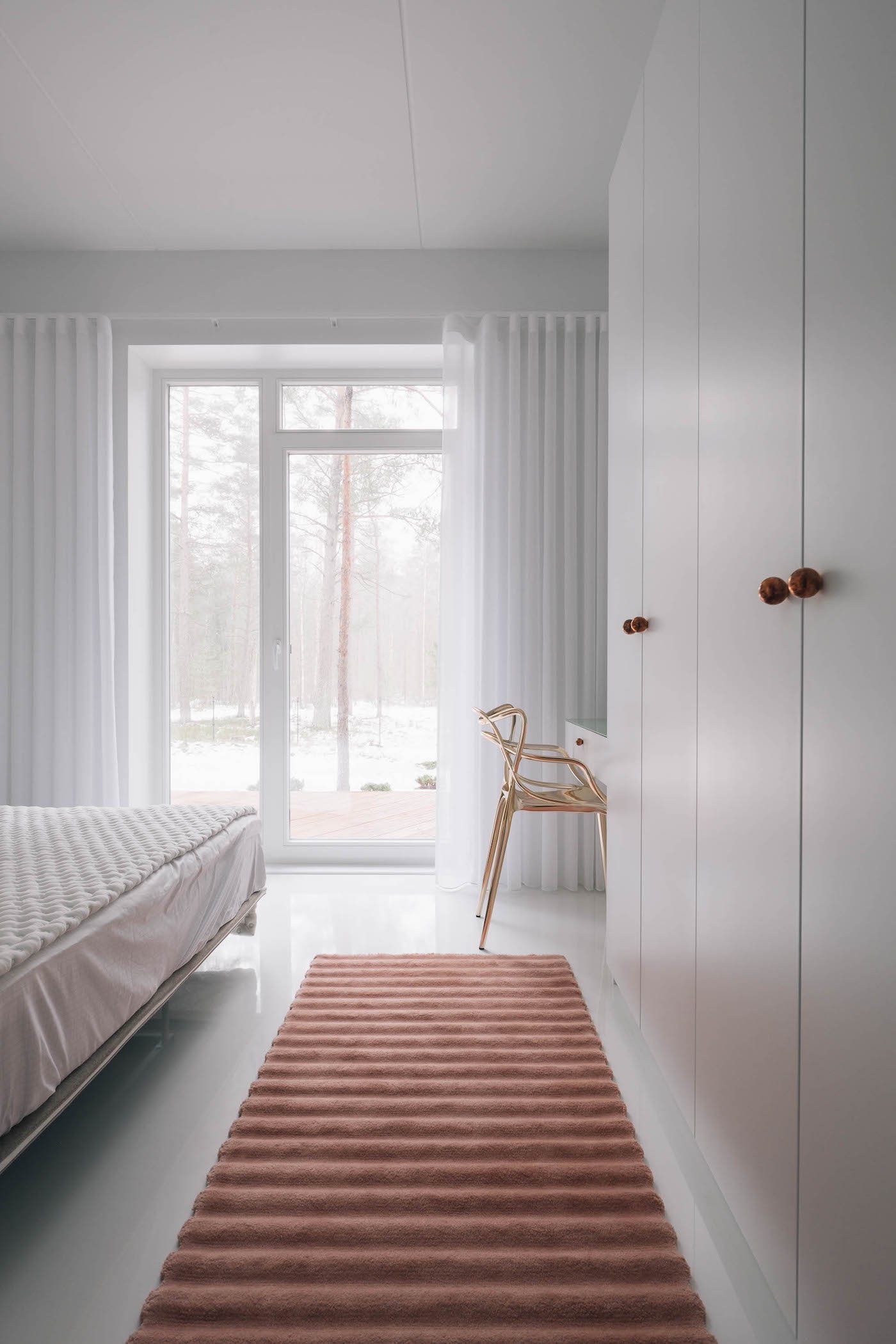 chambre blanche rose tapis relief