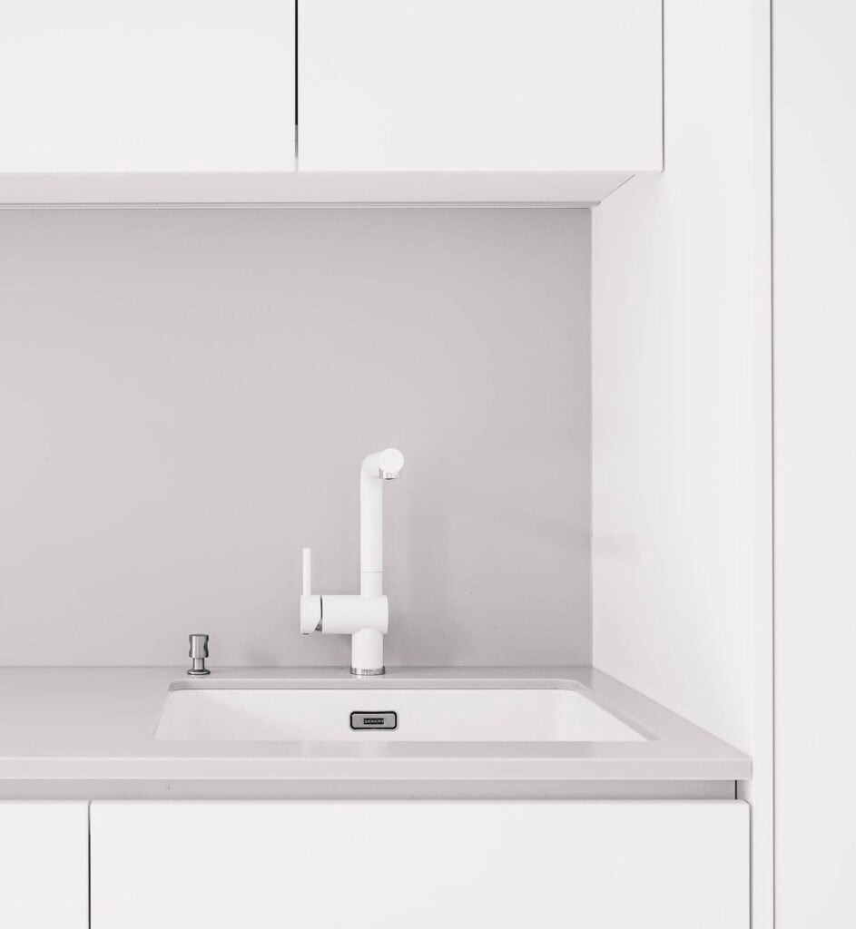 cuisine appartement tout blanc robinet évier