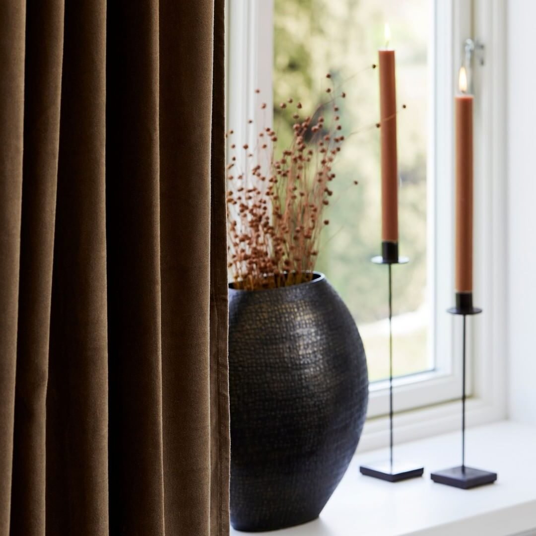 décoration ocre rideaux velours cottage