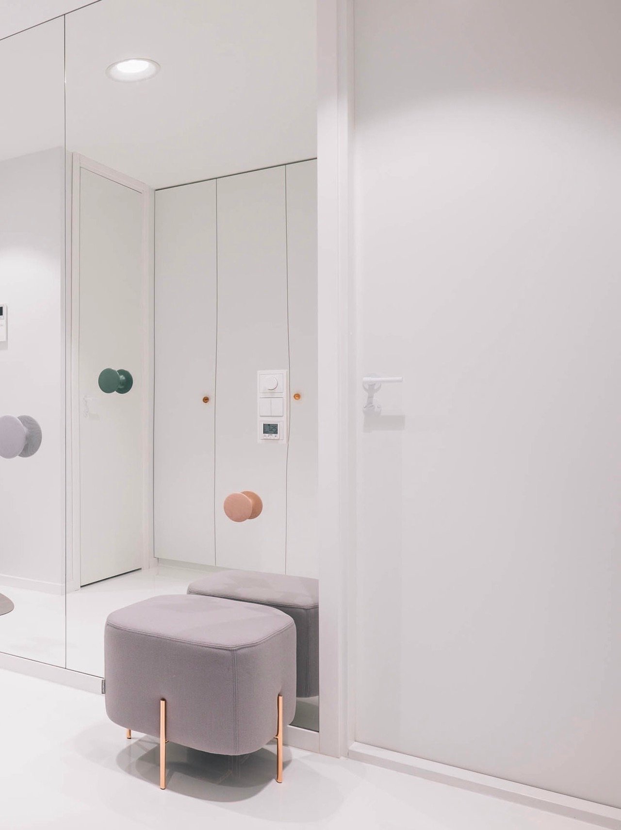 entrée minimaliste placard dressing invisible