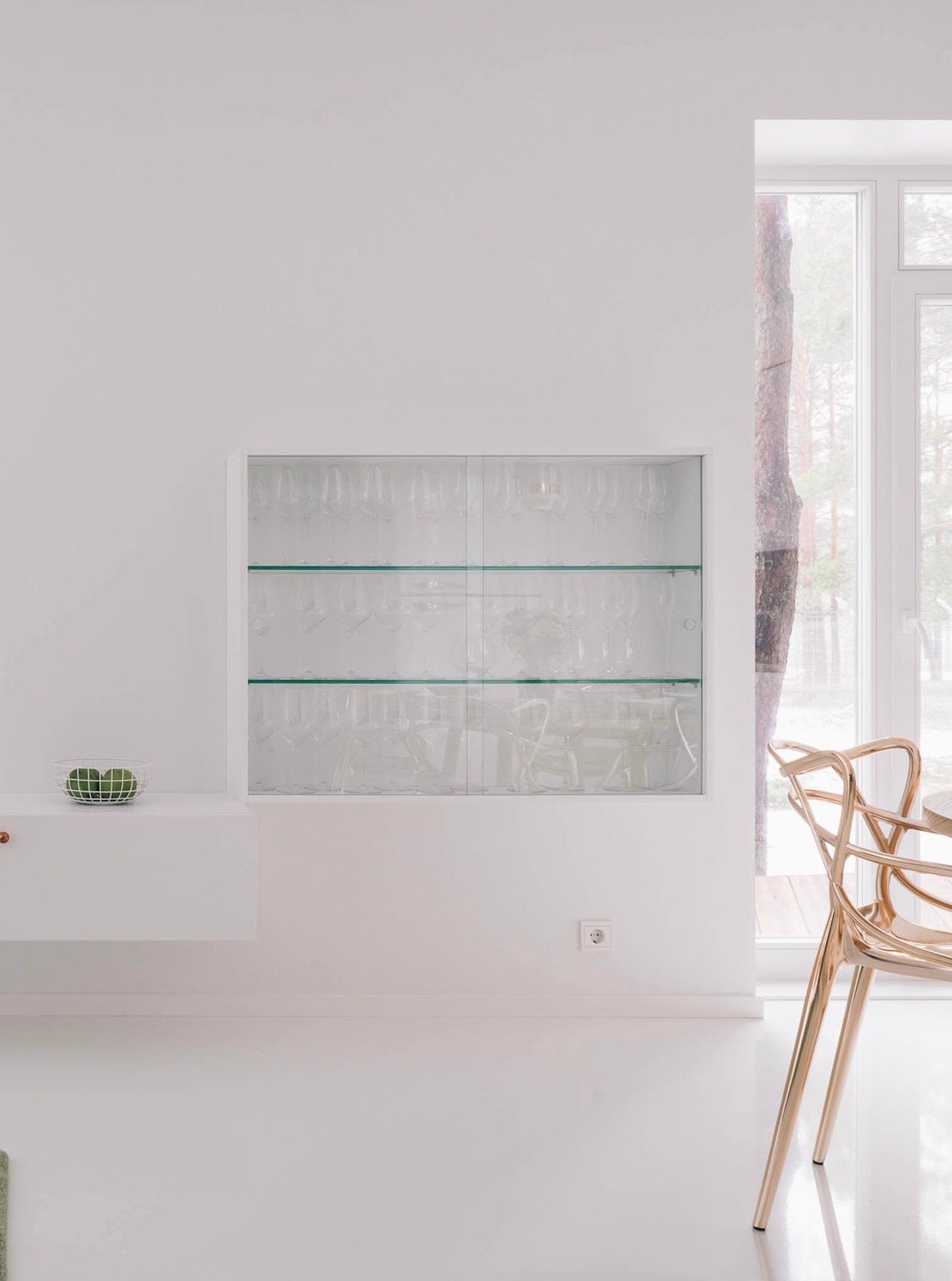 meuble rangement minimaliste vitrine vaisselier suspendu