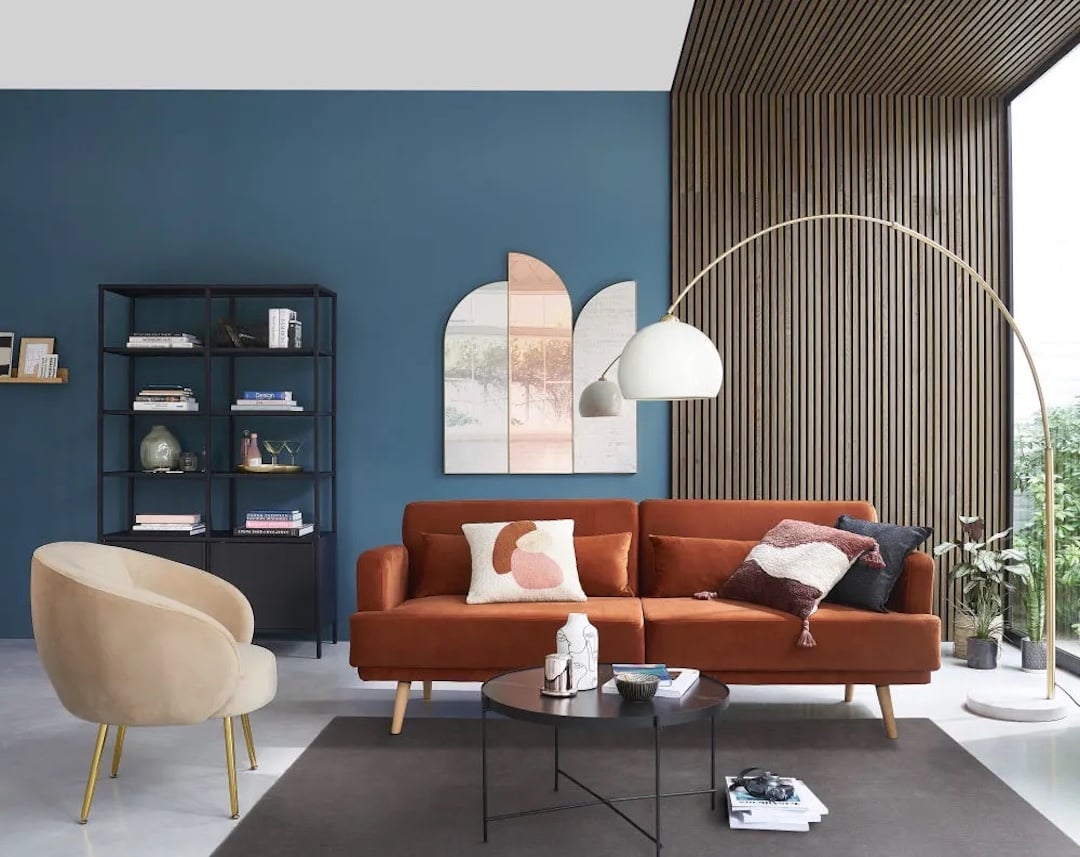 Salon mur bleu canapé terracotta orange brique
