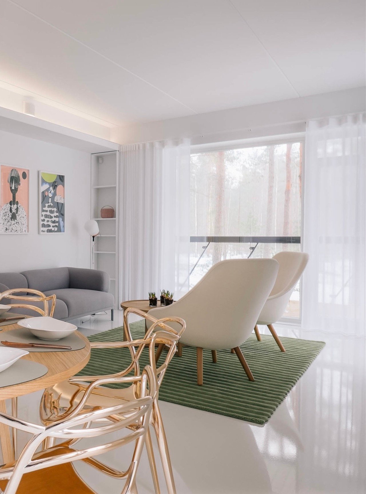 salon beige fauteuil rétro moumoute tapis vert