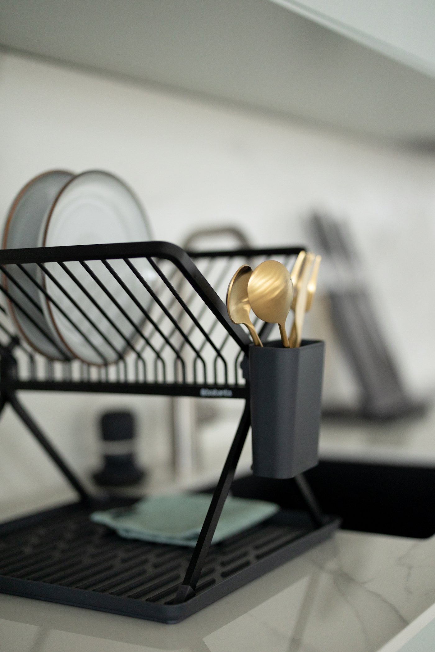 autour de l'évier égouttoir vaisselle noir bac suspendu couverts